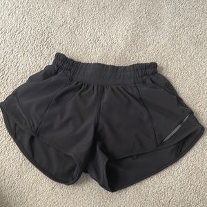 lululemon Size 0 Hotty Hot Low-Rise Lined Short 2.5” Black